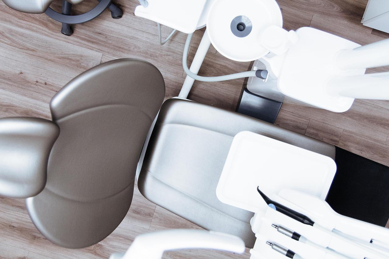 Pěnové vs. silikonové retraktory: komfort, hygiena a náklady ve srovnání